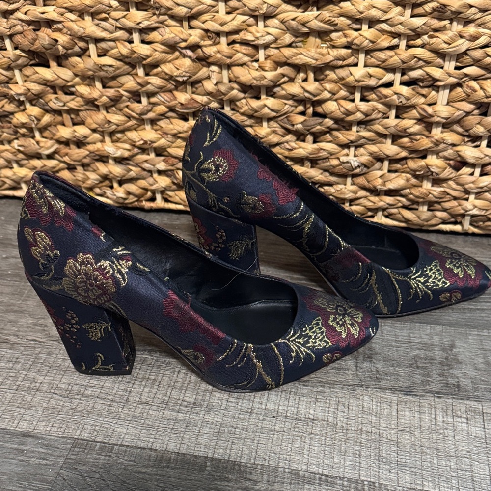 ANTONIO MELANI Black and Gold Floral Heels Antonio Melani